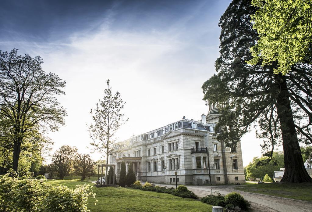 Schloss Kaarz mit Park image