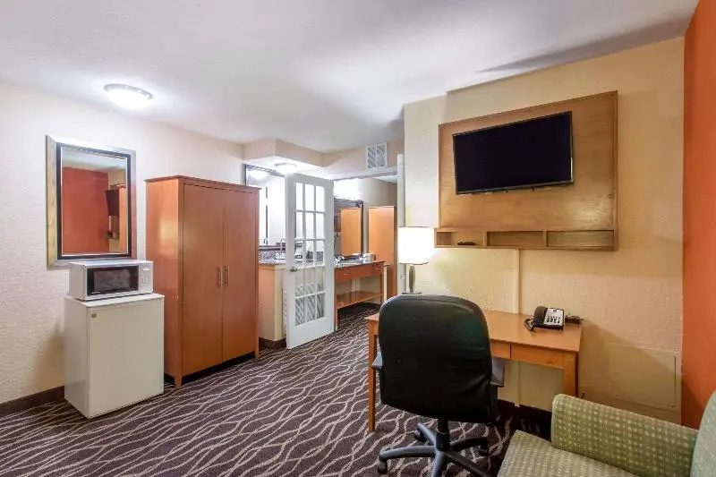 Quality Inn & Suites I-35 near Frost Bank Center - Chambres