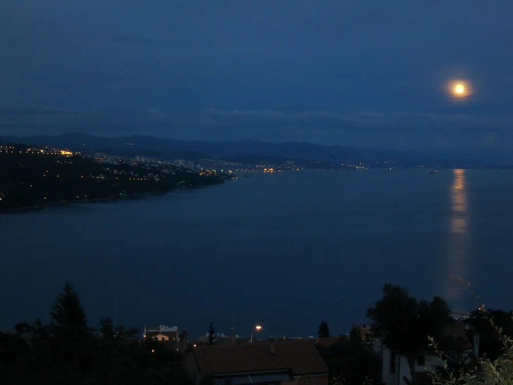 Luxury Three-bedroom Apartment With Amazing Overlook at the sea - фото 18