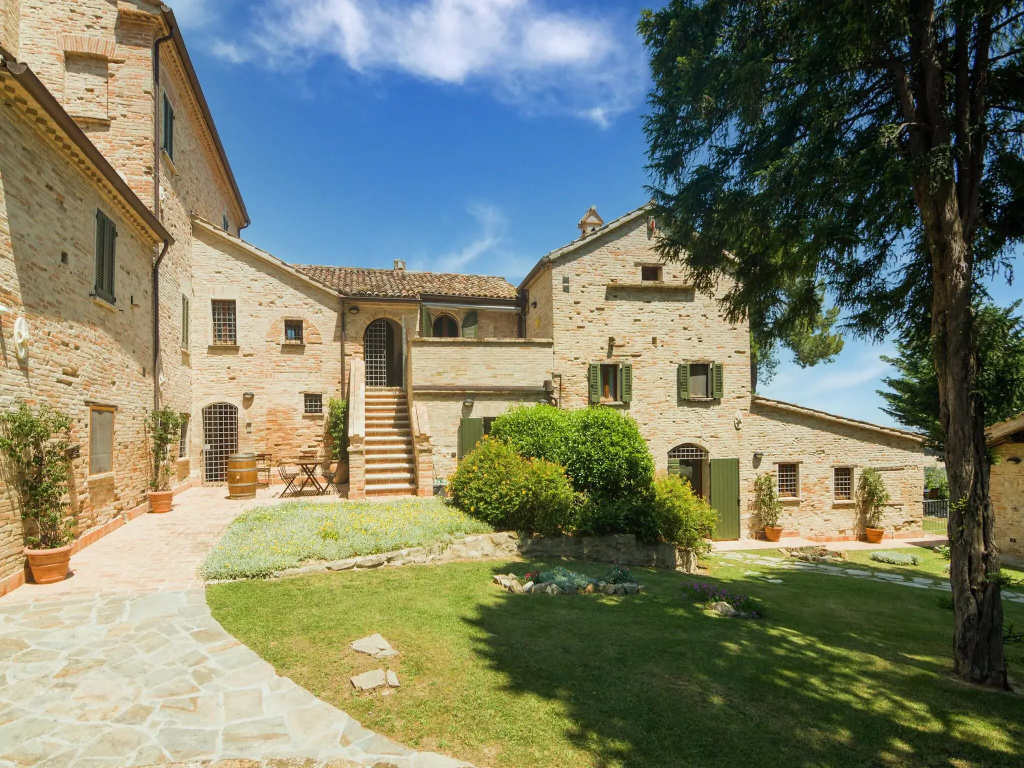 Heritage Holiday Home in Mombaroccio with Garden