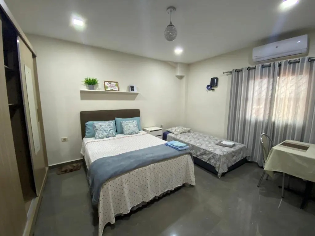 Agradable dormitorio en suite con estacionamiento privado
