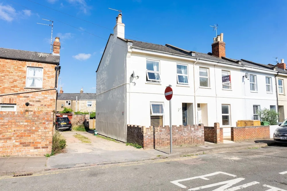 Comfy, 2 Bed House, Sleeps 6 with Garden and Free Parking in Cheltenham