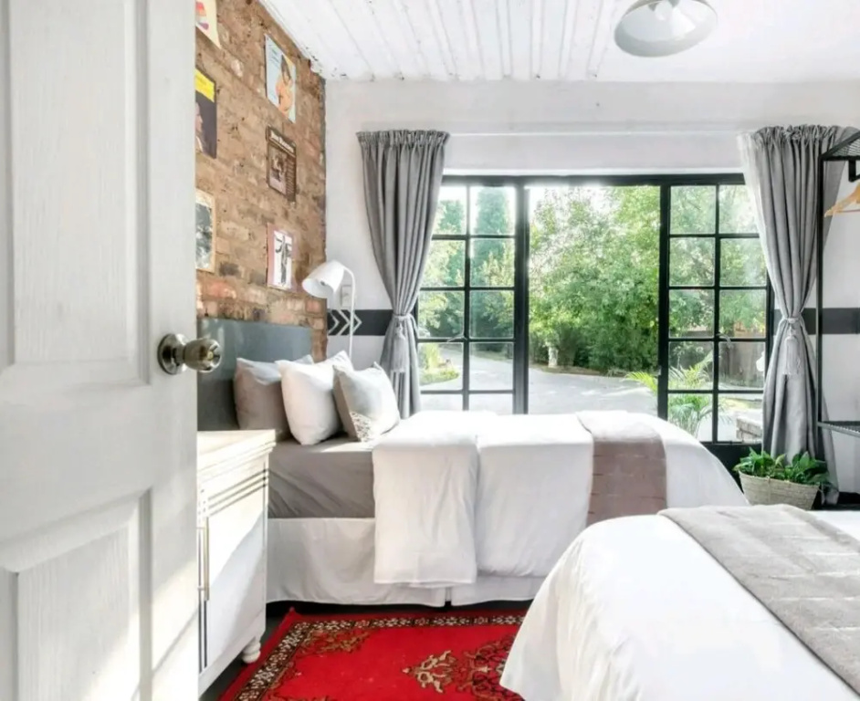 2 Bedrooms Apartment with courtyard view
