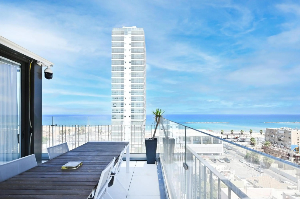 Stunning 3BR Penthouse w Jacuzzi by HolyGuest