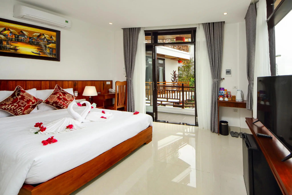 Deluxe Double room with river view (full double bed)