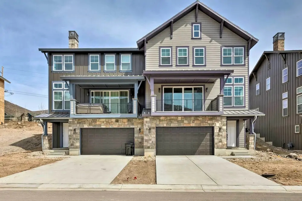 Inviting Hideout Townhome w/ Balcony & Lake Views!