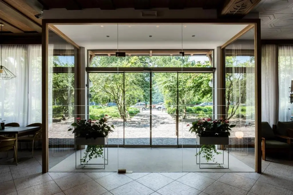 Lobby & Reception