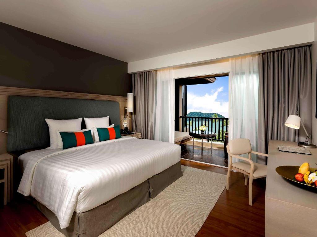 Двухместный номер Deluxe с видом на море двуспальная кровать в Pullman Phuket Panwa Beach Resort