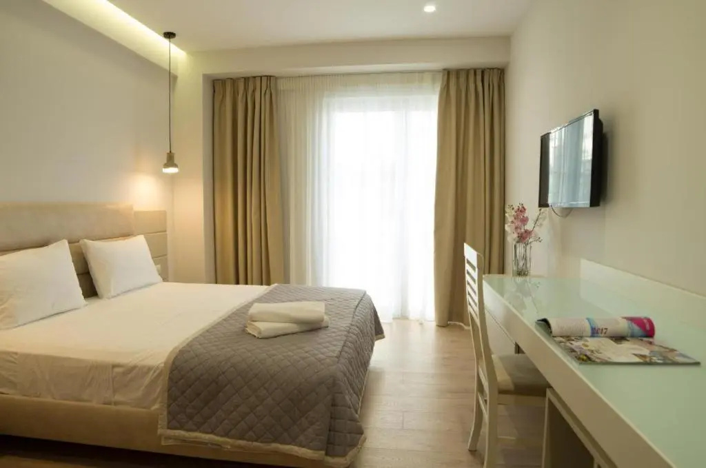 Deluxe Double Suite (full double bed)