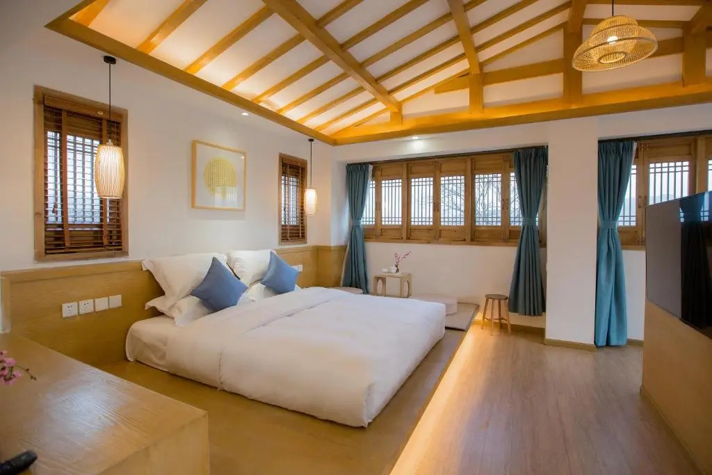 Deluxe Double room with balcony (full double bed)