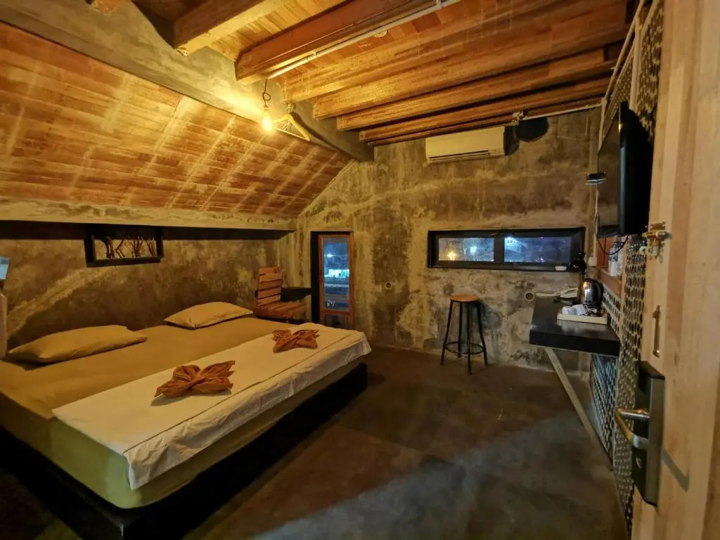 Deluxe Double room with balcony full double bed