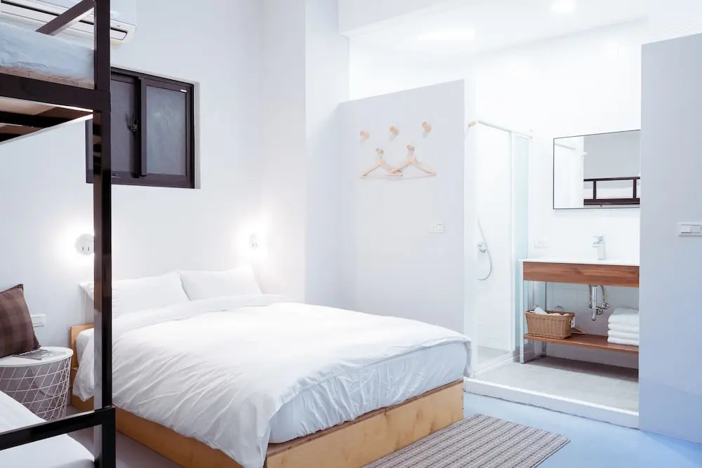 1 Bedroom Standard Quadruple Family room