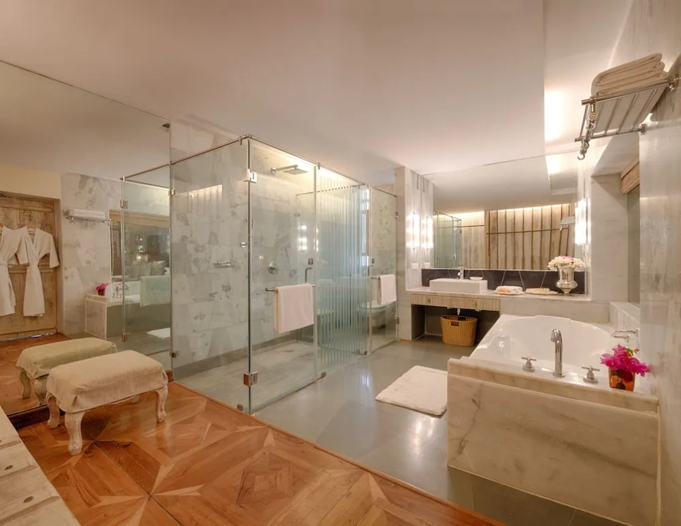 四人套房，可俯瞰泳池，配有雙人床