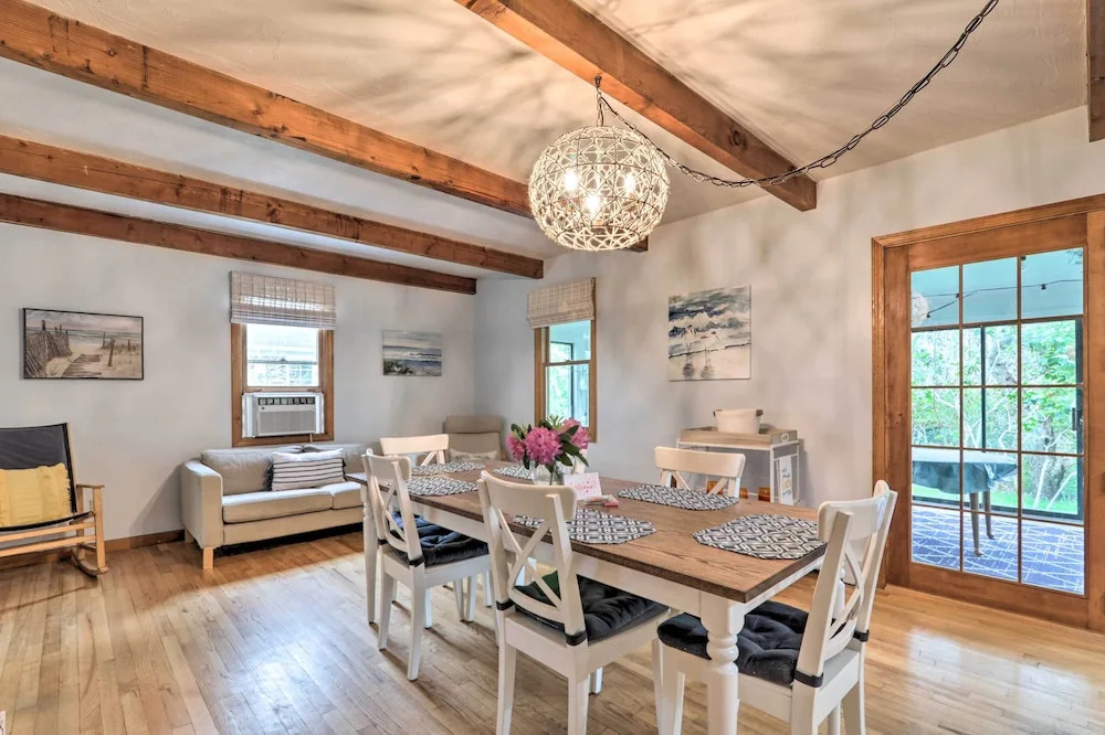 Walk to Main Street: Cozy Cottage in Hyannis — фото 3