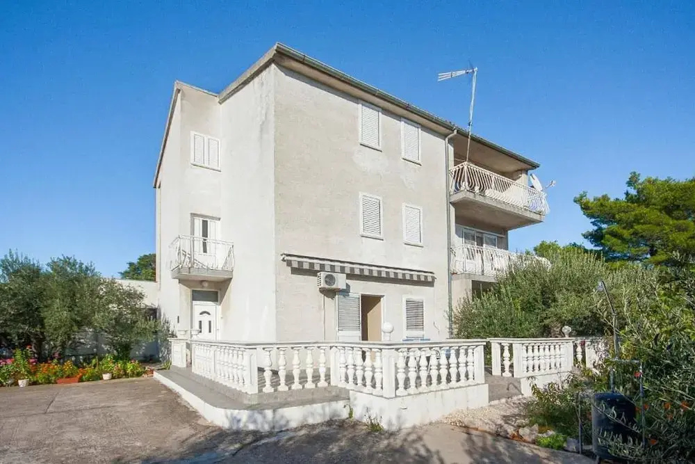 One-bedroom Apartment Near Beach