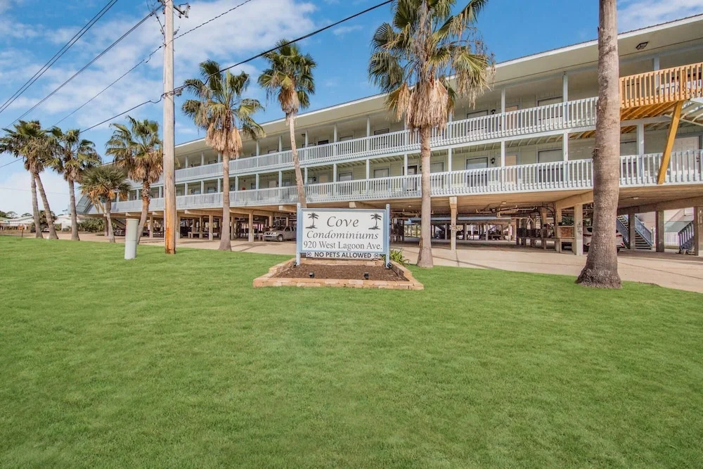 Cozy Condo With Pool and Walk to Area Attractions