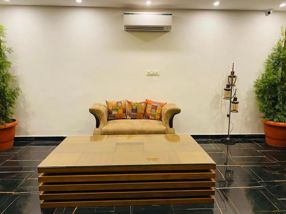 Lobby & Reception