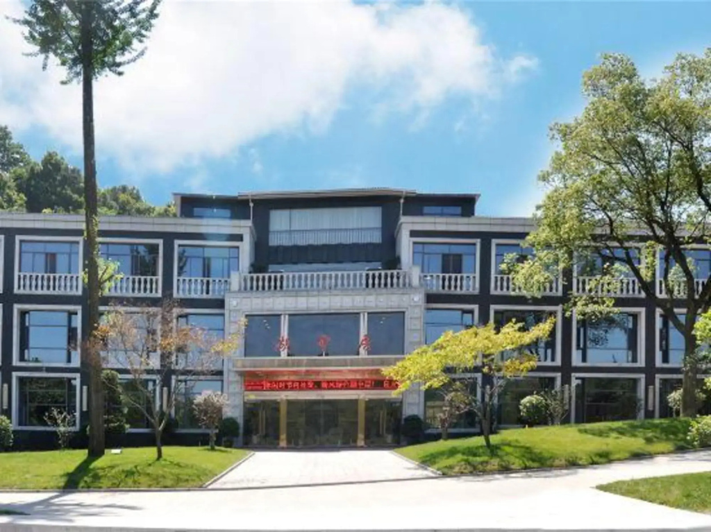 Lake Home Hotel