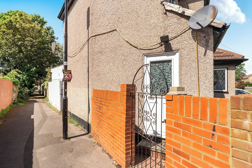 Near Airport - Pets - Parking - Wifi - Sleeps 2