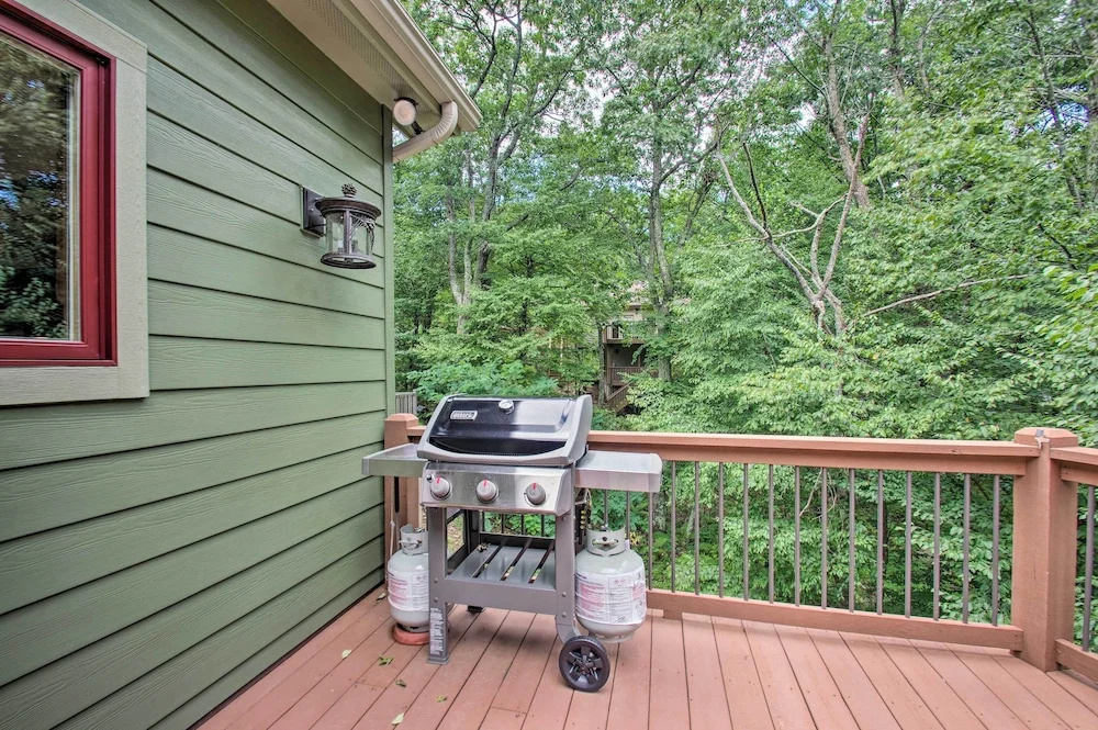 Luxe Wintergreen Resort Escape w/ Hot Tub!