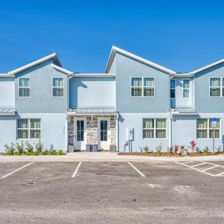 Super Spacious Near Disney With Private Pool
