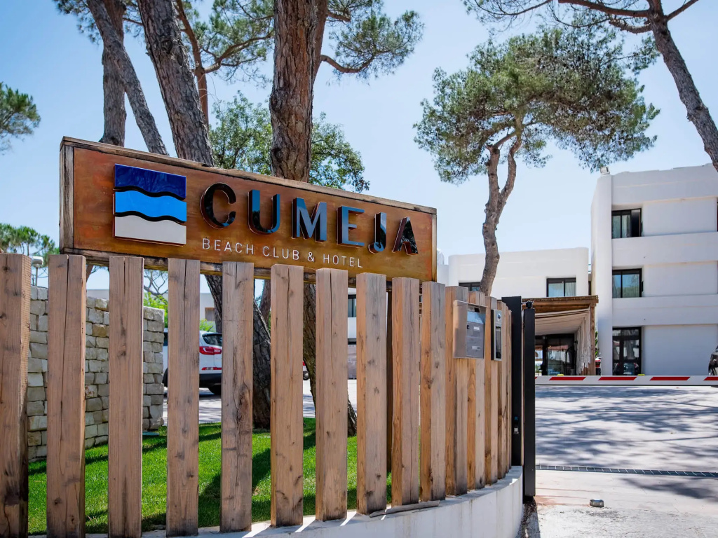 Cumeja - Beach Club & Hotel