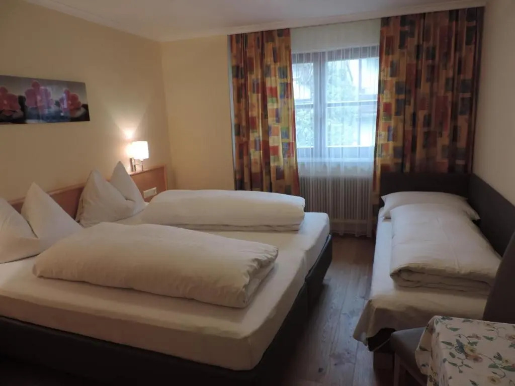 標準四人房，配有大床