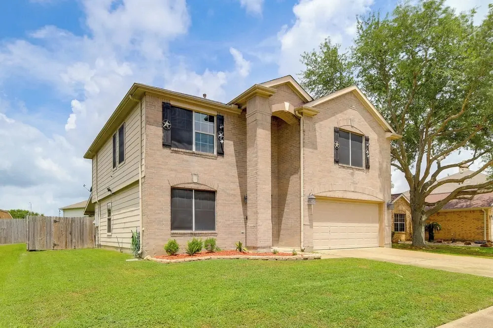 7 Mi to Downtown Baytown: Spacious Home w/ Yard