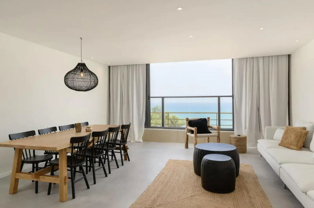 Stylish & Spacious 3 bedroom apartment by the Sea