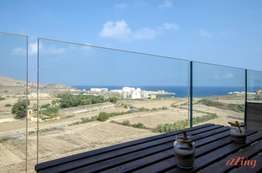 2 Bed Apartment w Distant Sea and Country Views
