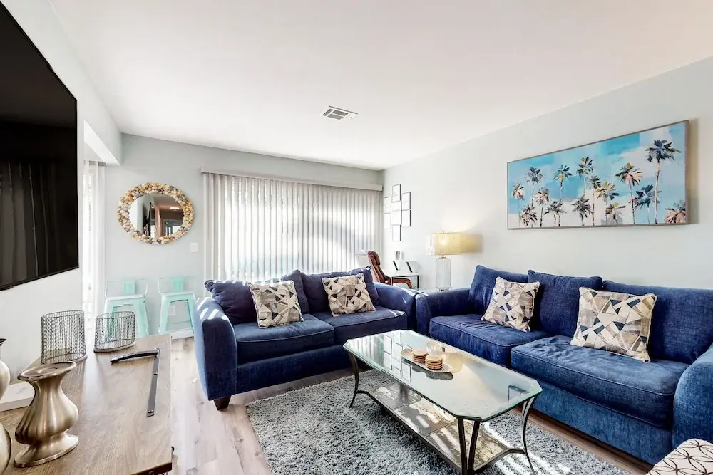 Water-view Dog-friendly Home With Outdoor Space & Entertainment Options