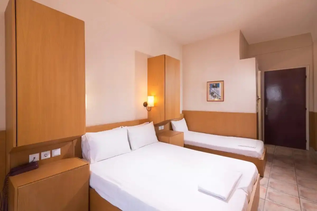 Standard Triple room with partial sea view