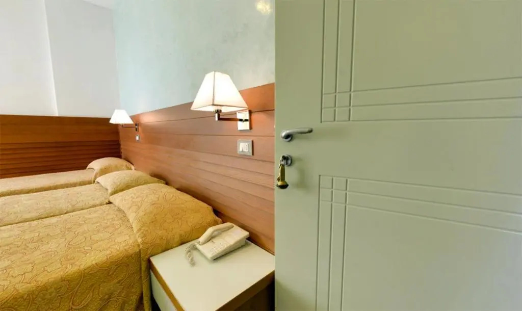 Standard Triple room with partial sea view