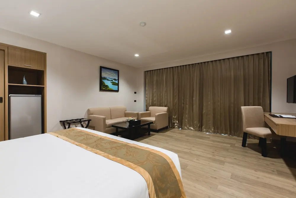 Premier Double room with balcony (full double bed)