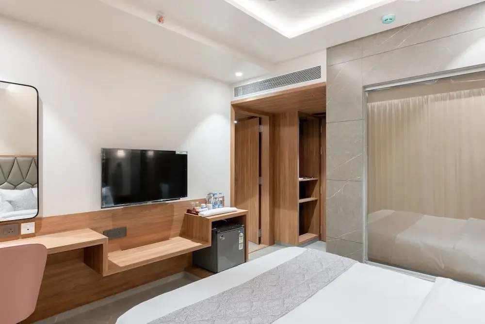 Deluxe Double room (full double bed)