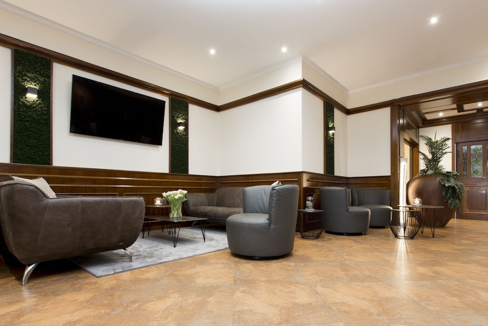 Lobby & Reception