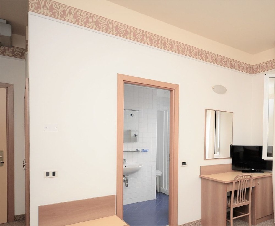 Cosmopol Hotel — 3
