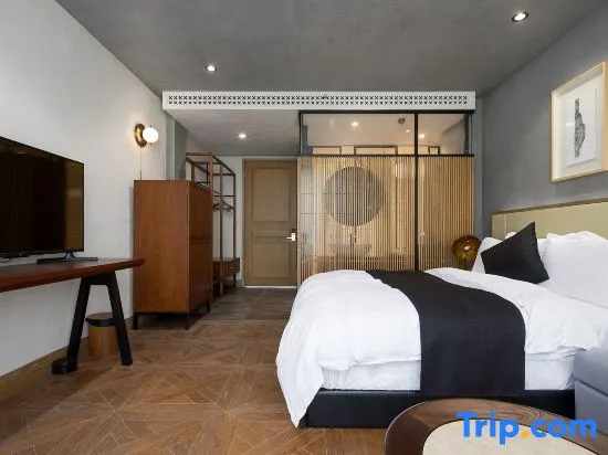 Business Double room (full double bed)