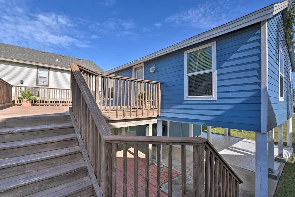 Walk to Beach & State Park! Bungalow in Galveston