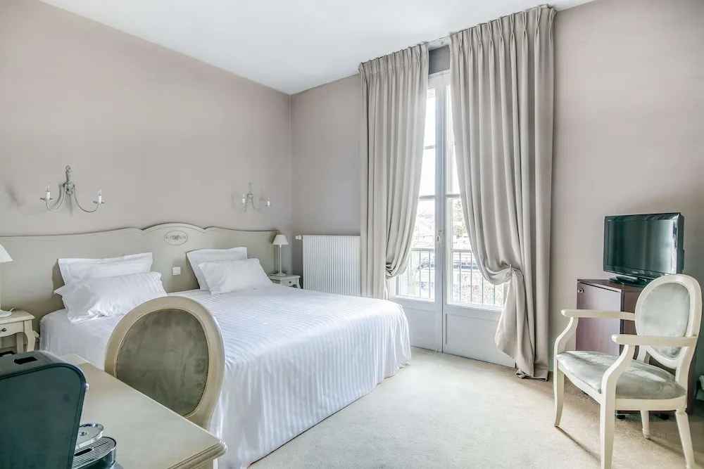 Superior Double room with city view (full double bed)