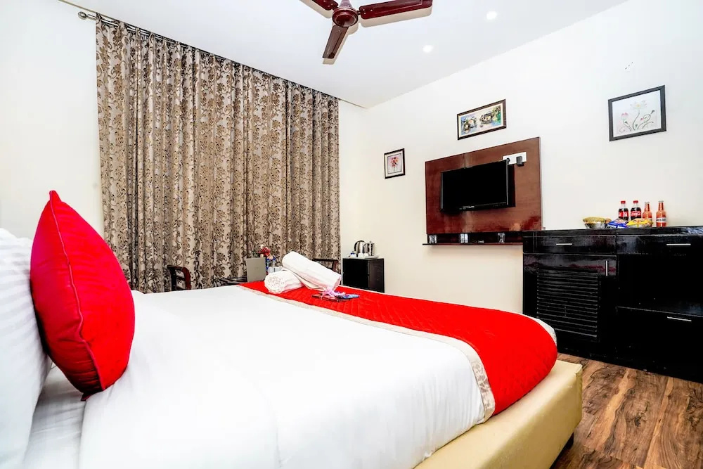 Deluxe Double room (full double bed)
