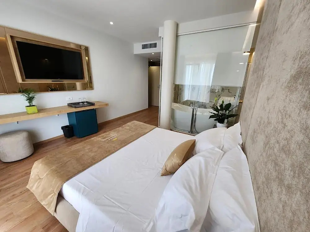 Deluxe Double room with balcony and with sea view (full double bed)