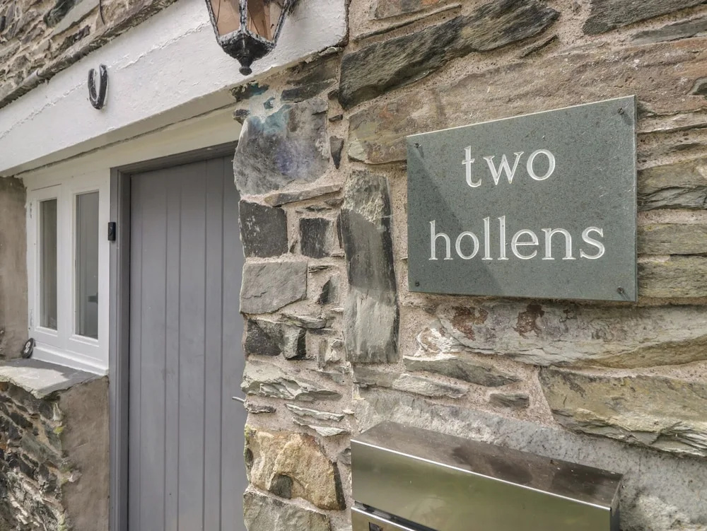 Two Hollens