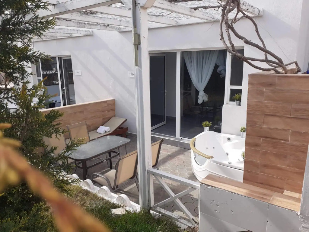 Kapahi Sea View Apartments Andamp; Suites
