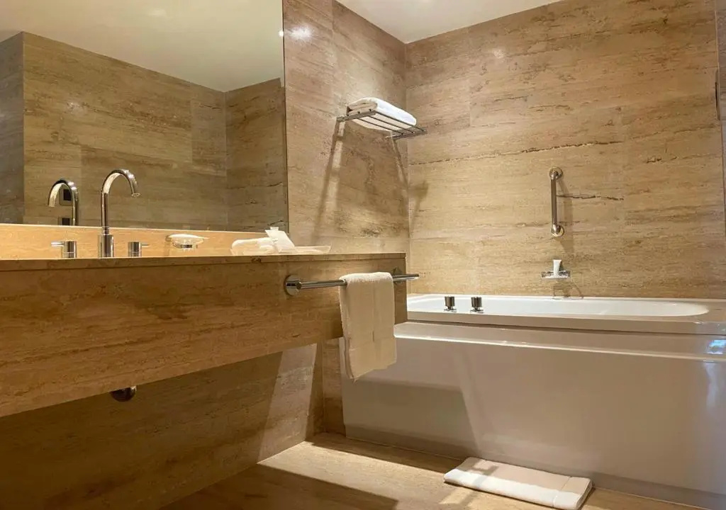 Grand Double room with city view (full double bed)