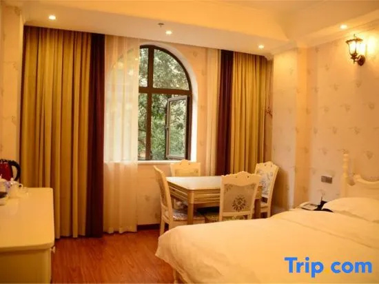 Deluxe Double room (full double bed)