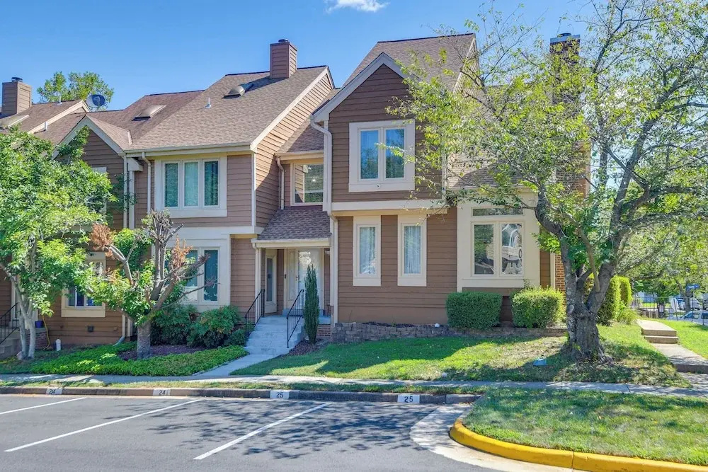 Close to Hospital & Dulles: Herndon Townhome