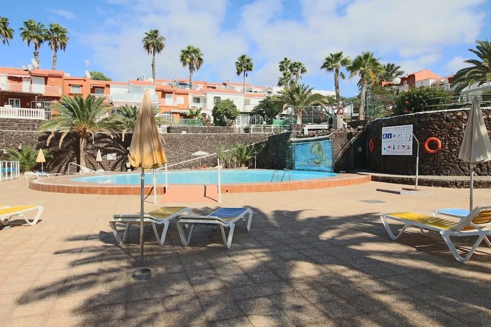 Nice house with heated pool and tennis course
