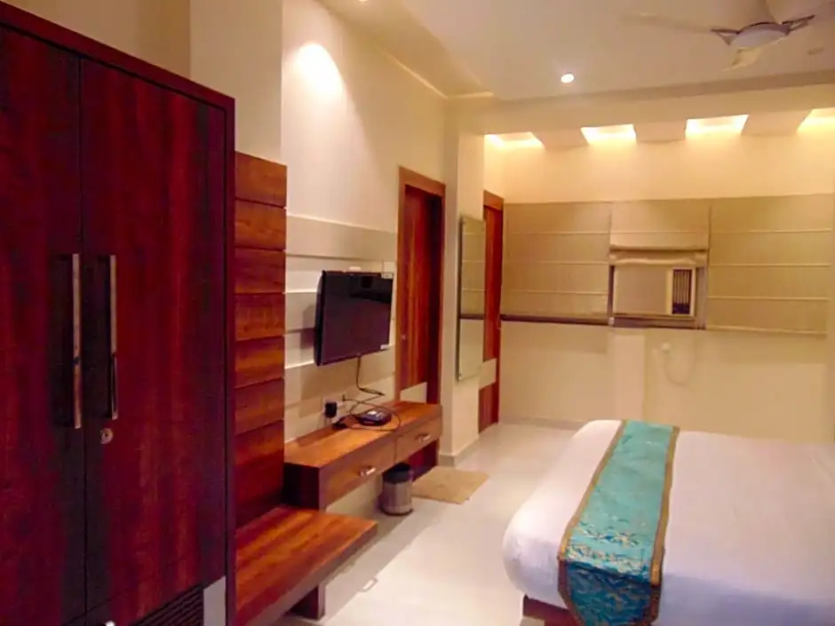 Deluxe Double room (full double bed)