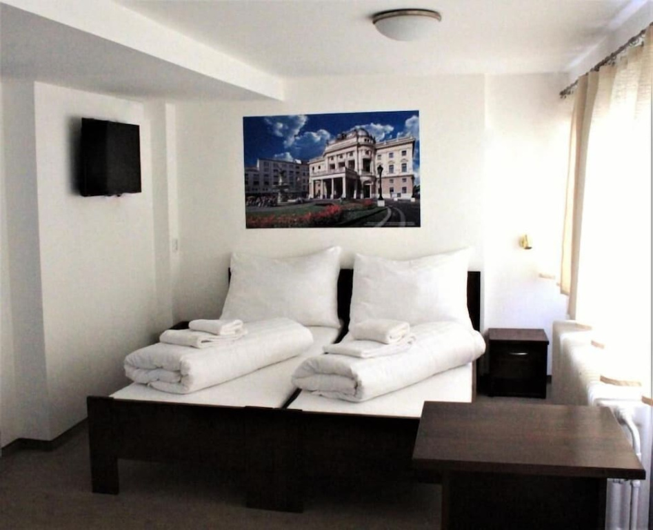 Standard Triple room with city view